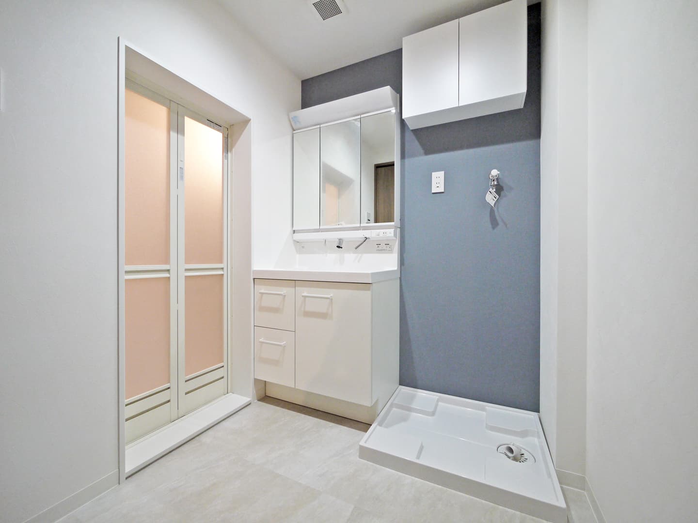 洗面所の右隣に鍵付きドアのトイレがあります。
洗面はブルーのアクセントクロスを採用しました。

洗面台は収納が多く、またボウルが広いタイプを採用しています。