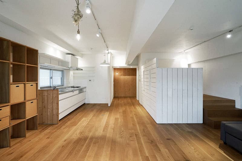 窓側から玄関（正面突き当たり右側）を見た景色