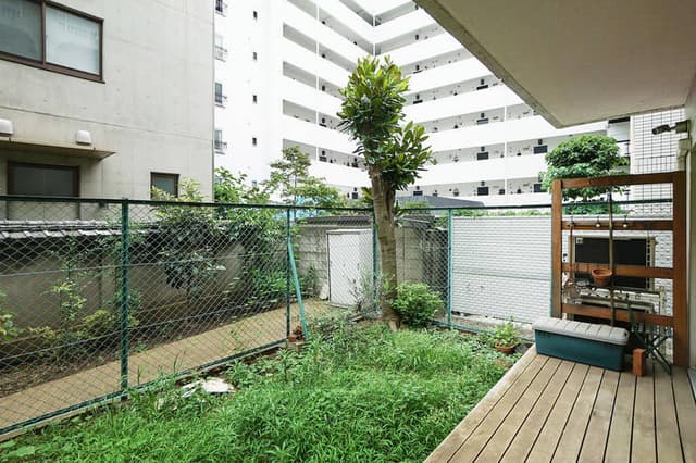 引越し直前の写真です。
角部屋＆写っている柵の外の通路もマンションの敷地内なので、人通りはなく１階のデメリットはほぼ感じません。
素人ながら購入後に土を全て掘り返して、ゴミや岩を取り除き土壌改良を行うなどしてそれなりの労力とコストを掛けて好みの状態にしてあります。今は休止中ですが、トマトやきゅうり、なす、ブロッコリー等の家庭菜園も楽しんでおりました。名残としてハーブが幾つかまだ庭に残っています。
中央の植木(常緑樹（泰山木）)は大きくなりすぎたため、一度大きく伐採していますので、現状とは異なります。
