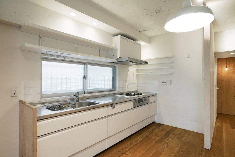 ３つ口コンロに全長3メートル以上のキッチン。複数人での料理も余裕です。
後付けでパナソニック製の幅60cmのドアパネルワイドタイプのビルトイン食器洗い乾燥機も導入済み。（写真は導入前）