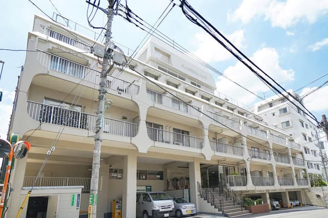 写っていないですが、左側にスロープもありトランクケースやショッピングカート、ベビーカーなど車輪の付いた荷物を運ぶのも苦にならないと思います。
（完全なバリアフリーとはなっておらず、段差はあります）
また、スロープの奥に自転車置き場（有料）があります。

一番右の2台はカーシェアが入っていますので、必要な方には大変使い勝手が良い環境です。

左下に写っている扉が開いている入り口がゴミ捨て場になります。特にゴミ出しの制約は無く24時間出すことができます。
