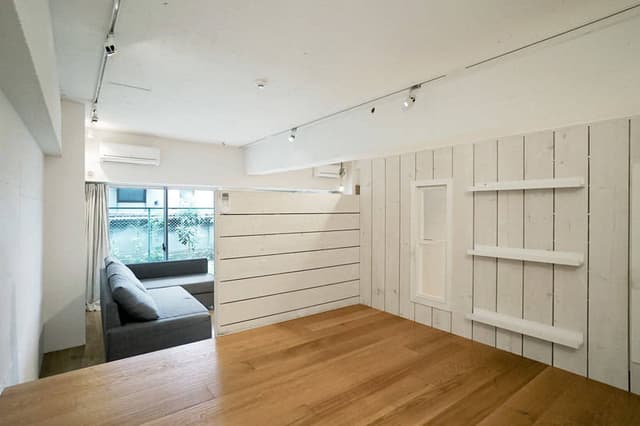 小上がりは、シングルのマットレスを２つ置いても余るくらいの広さがあります。
窓も上下に開閉可能。
