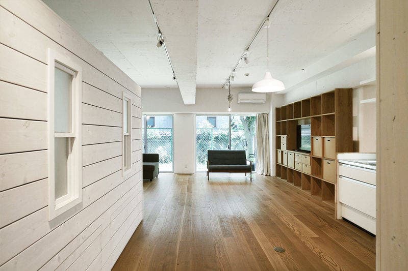 玄関側から窓を見た景色