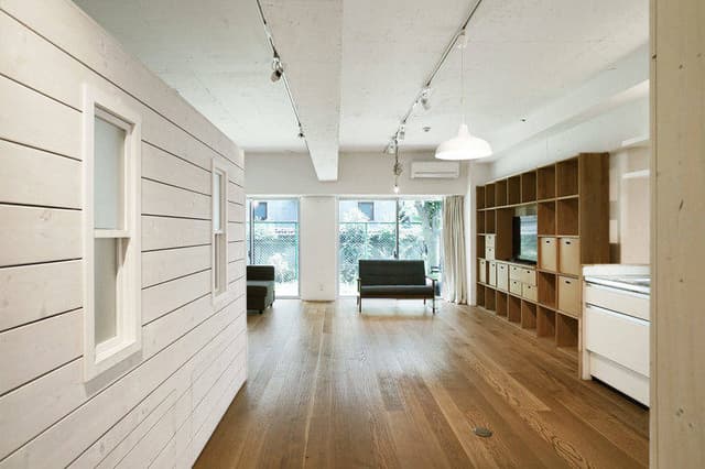 玄関側から窓を見た景色