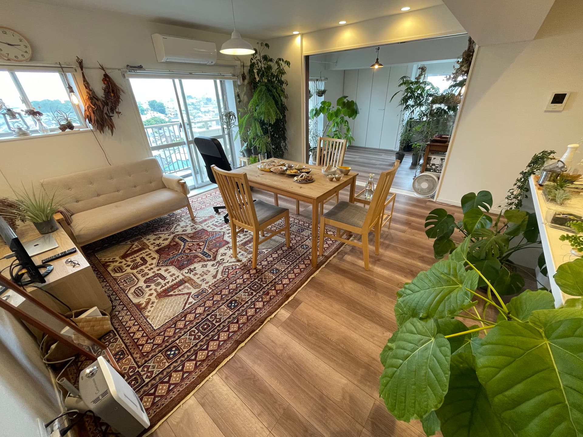 寒い日は床が冷たいので絨毯。圧迫感と彩りをトレードオフ。