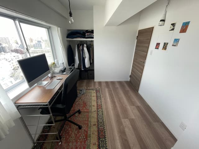 ホームオフィス。川沿いの桜も見える。