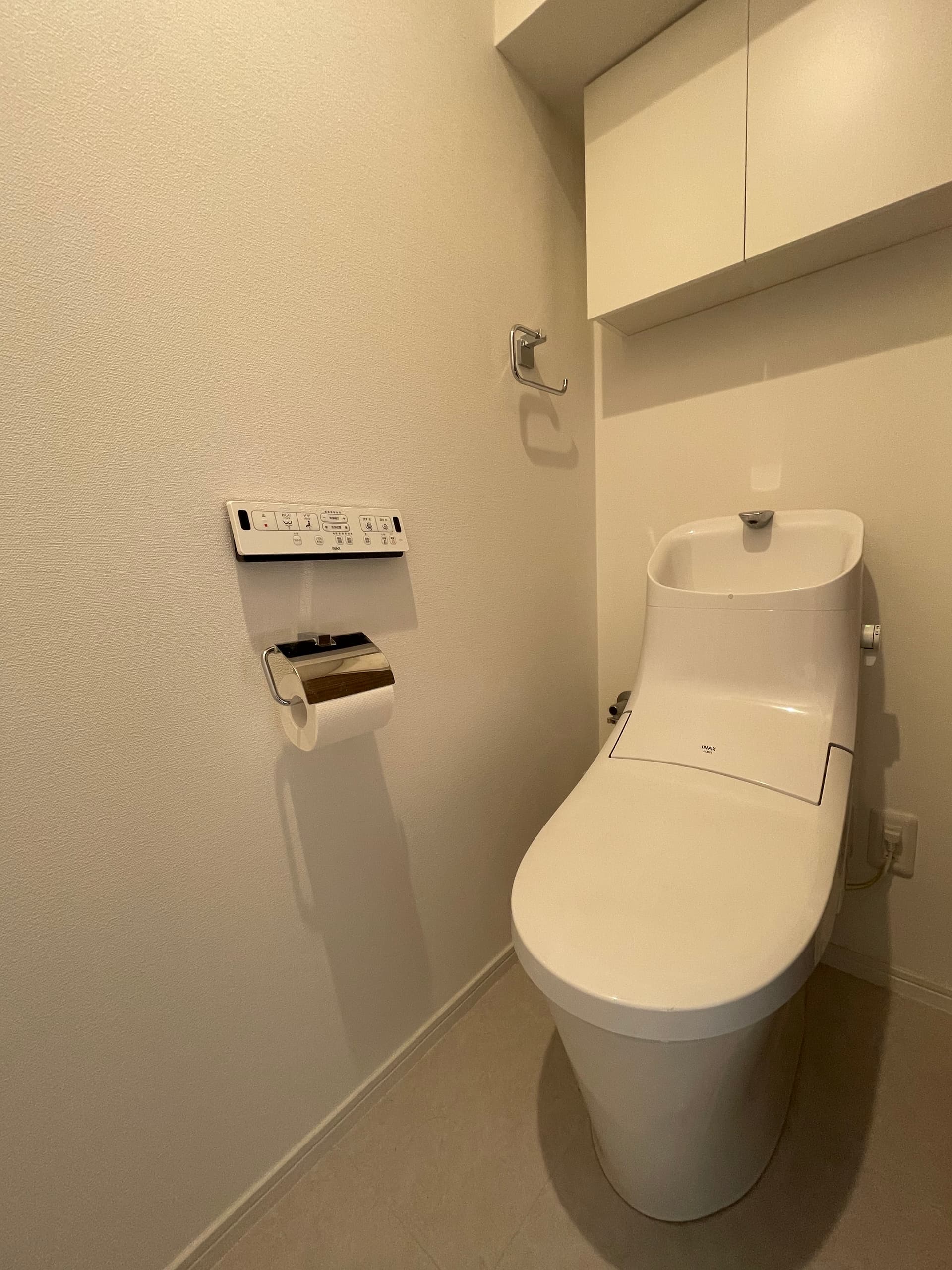 こじんまりとしたトイレ。上の棚に収納。