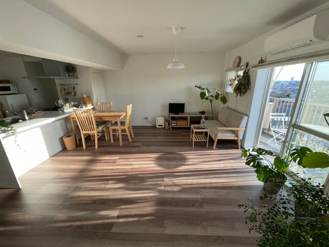 角部屋からリビング。通常は部屋を広く使いたいので角に寄せてます