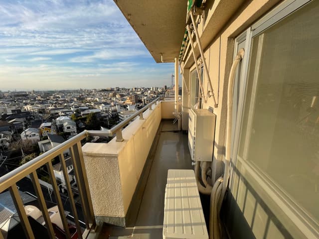 地平線と山脈が広がるバルコニー。洗濯物がよく乾き、よく飛んでいく。