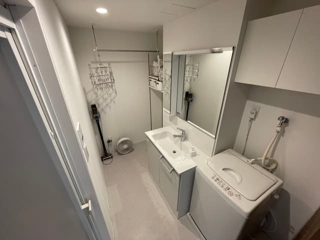 横長の洗面所。