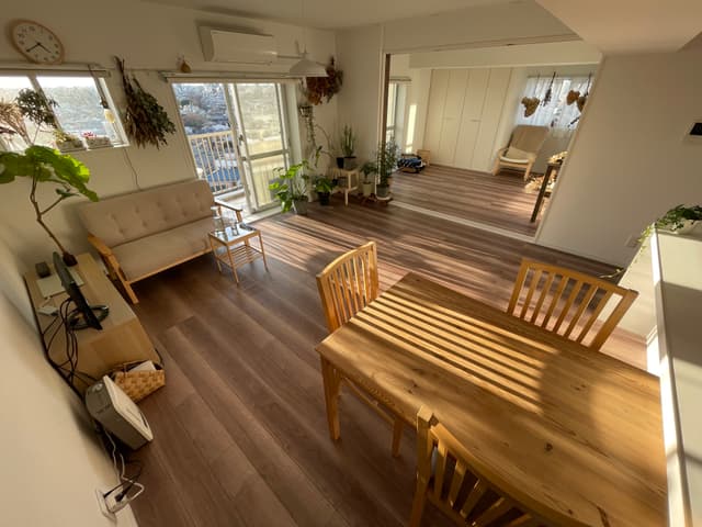 抜け感のあるLDK。西陽が強烈なのでカーテン必須。