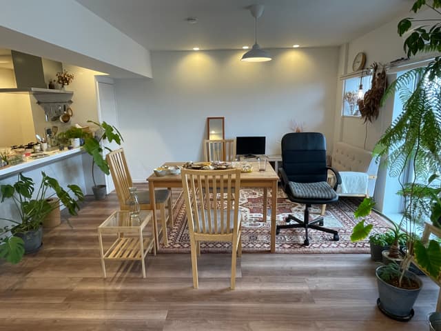 ダイニングテーブルを中心に置いたリビング。