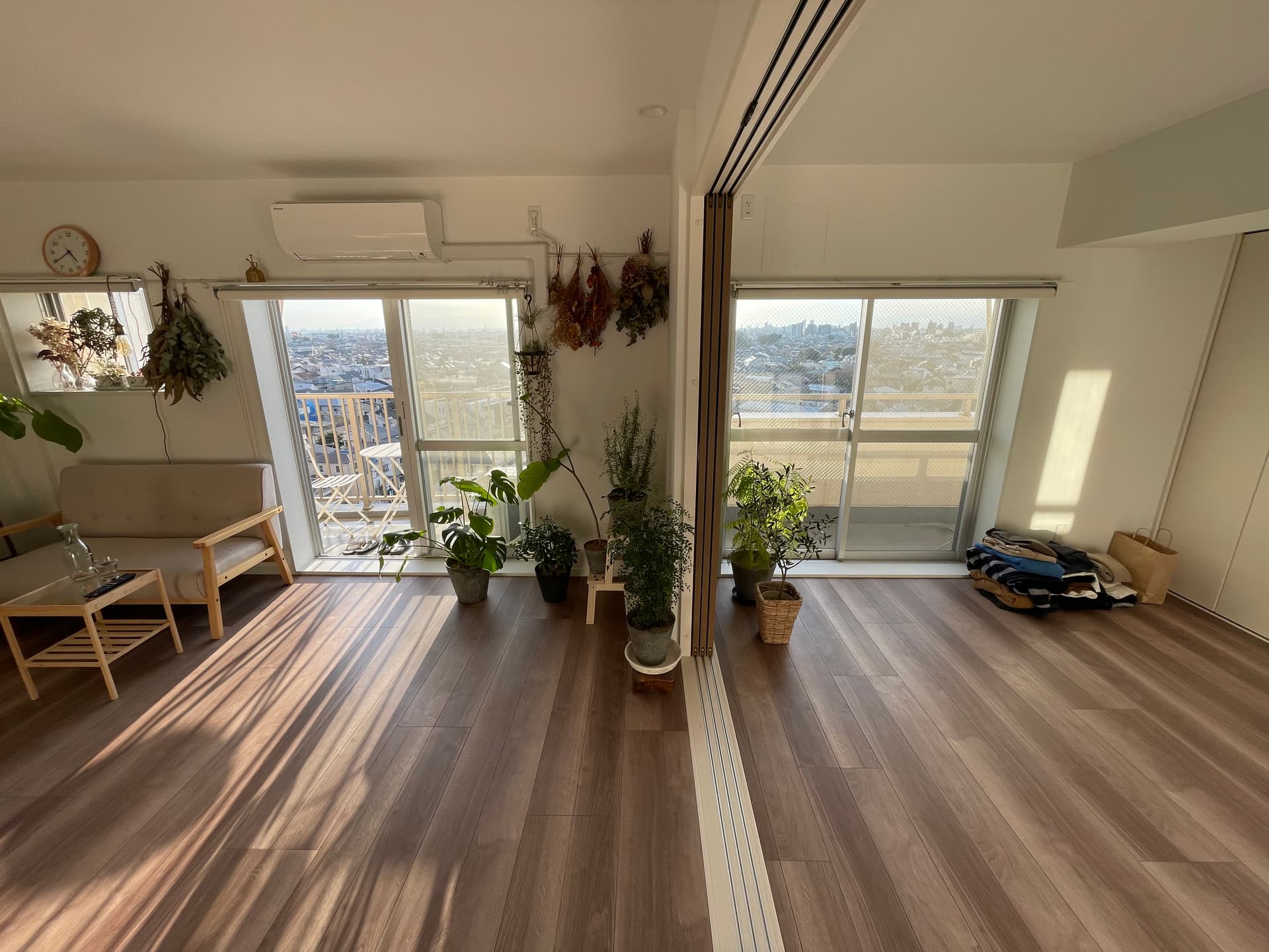 リビングと一体感のある角部屋。空調を効かせる時は閉める。