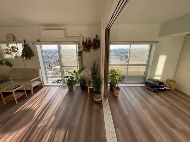 リビングと一体感のある角部屋。空調を効かせる時は閉める。