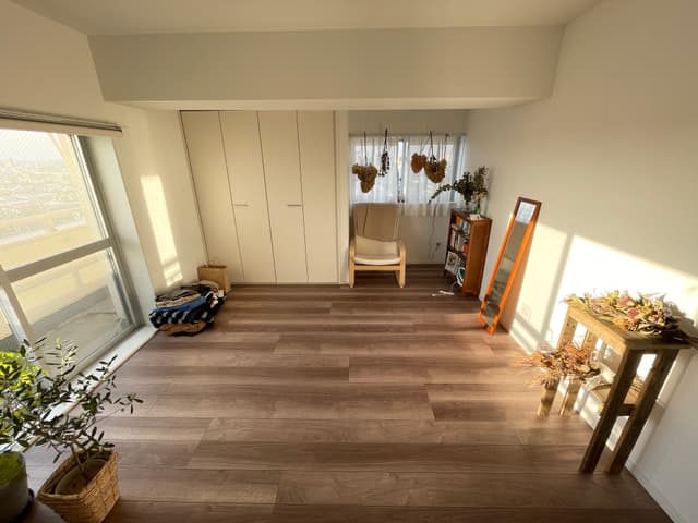 2つの窓がある角部屋。西陽ですが植物がよく育つ。