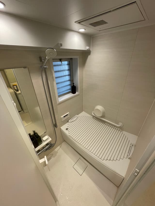 窓付きのバスルーム。