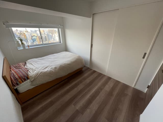 明るいベッドルーム。収納も充実。