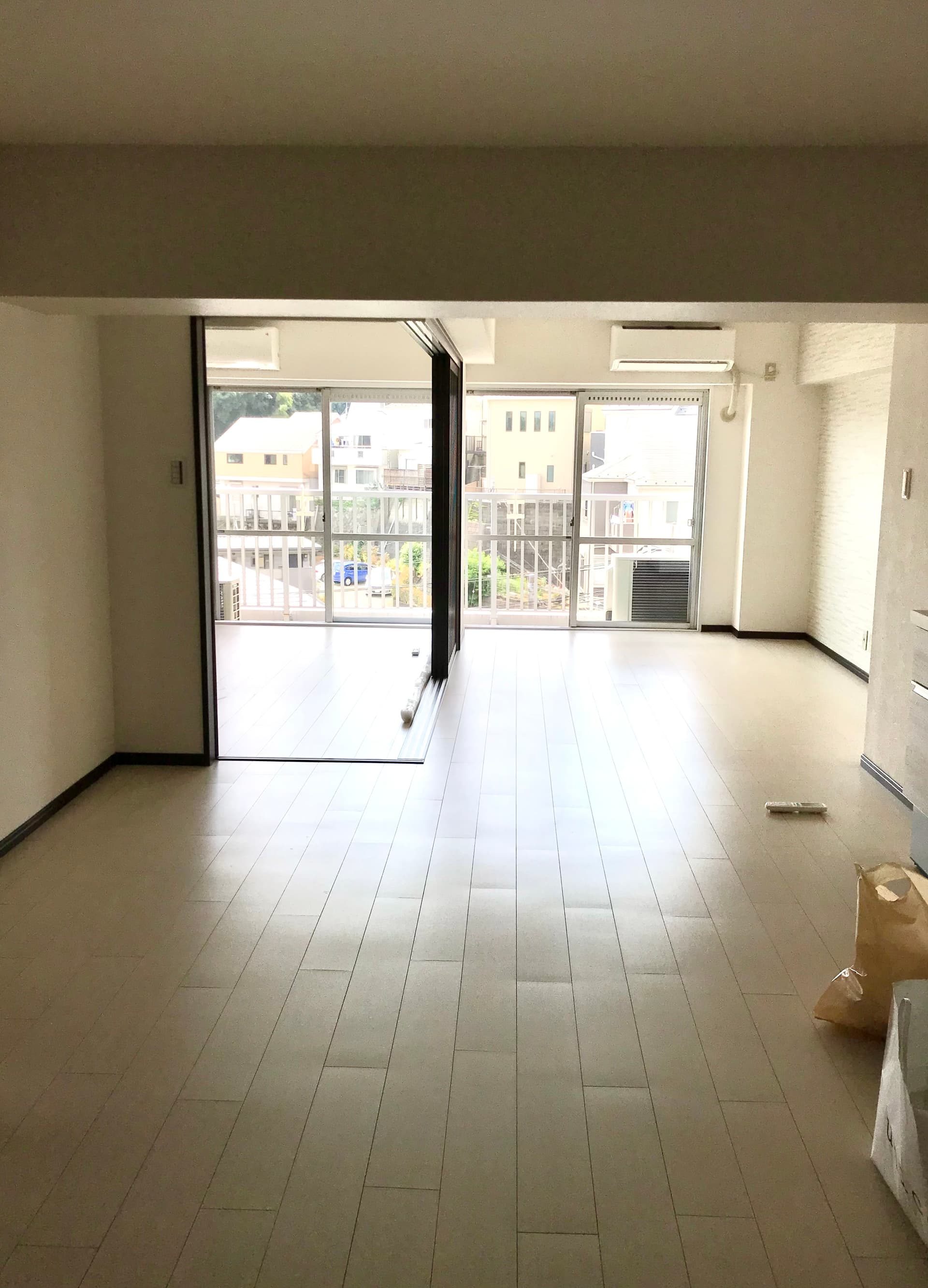 引越し前。リビングと同じくらいの広さの部屋があり、ベッドルームにしています。今は仕切りがありますが、普段は開け放ってワンルームのように使っています。エアコン二台つけられます。ペット可です。