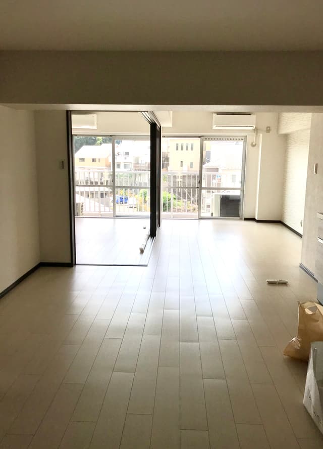 引越し前。リビングと同じくらいの広さの部屋があり、ベッドルームにしています。今は仕切りがありますが、普段は開け放ってワンルームのように使っています。エアコン二台つけられます。ペット可です。