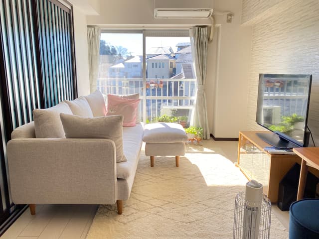 リビング。南向きで日当たり十分です。特に夏場はあまり陽が入らないので日当たりはいいがそんなに暑くなく、冬になると部屋の中まで陽がさすので暖かく気持ちがいいです。壁紙、床共白が基調です。幹線道路沿いではないので、静かです。お向かいに建物がないので、窓からの景色も広々としています。ベランダでお茶するのが気持ちいいです。