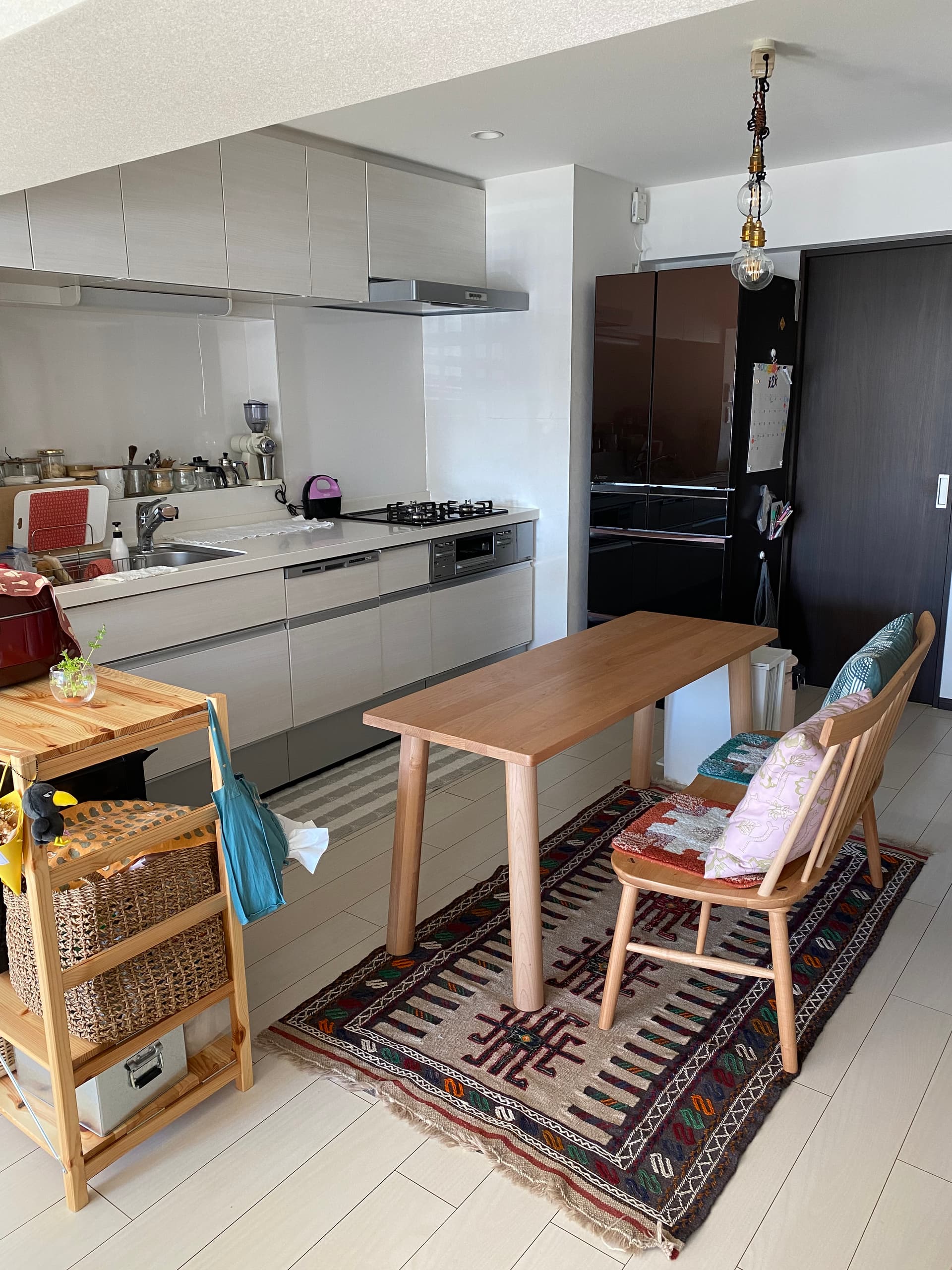 ダイニングキッチン。広く使いやすいです。キッチンの奥に4畳半の部屋があります。廊下側なので日当たりは良くないですが、窓があるのでリビングの窓と両方開けると、風が通ります。玄関にも網戸がついているので、初夏や秋口は玄関とリビングの窓を開けておくと、風が通って気持ちよく過ごせます。