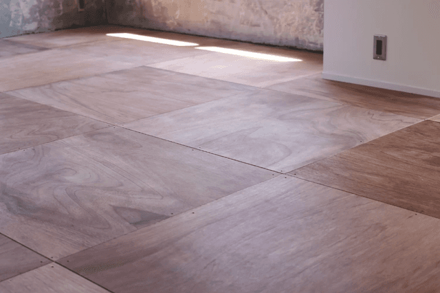 90×90の合板を方向替えしながら貼っています。どこか傷で変えたくなってもフローリングとちがい１枚だけ取り替えることができます。