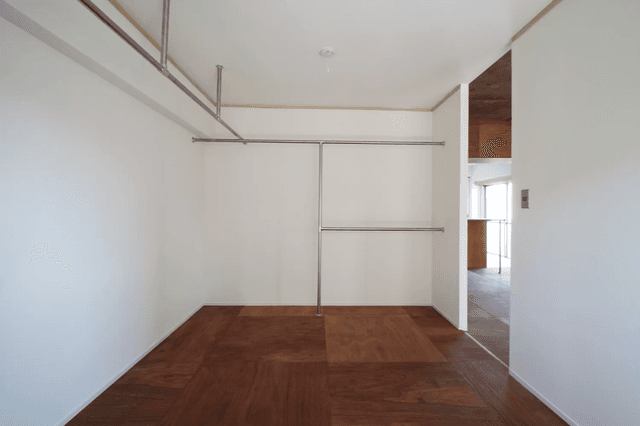 写真手前側を枕にキングサイズのマットレスを置いて使っています。