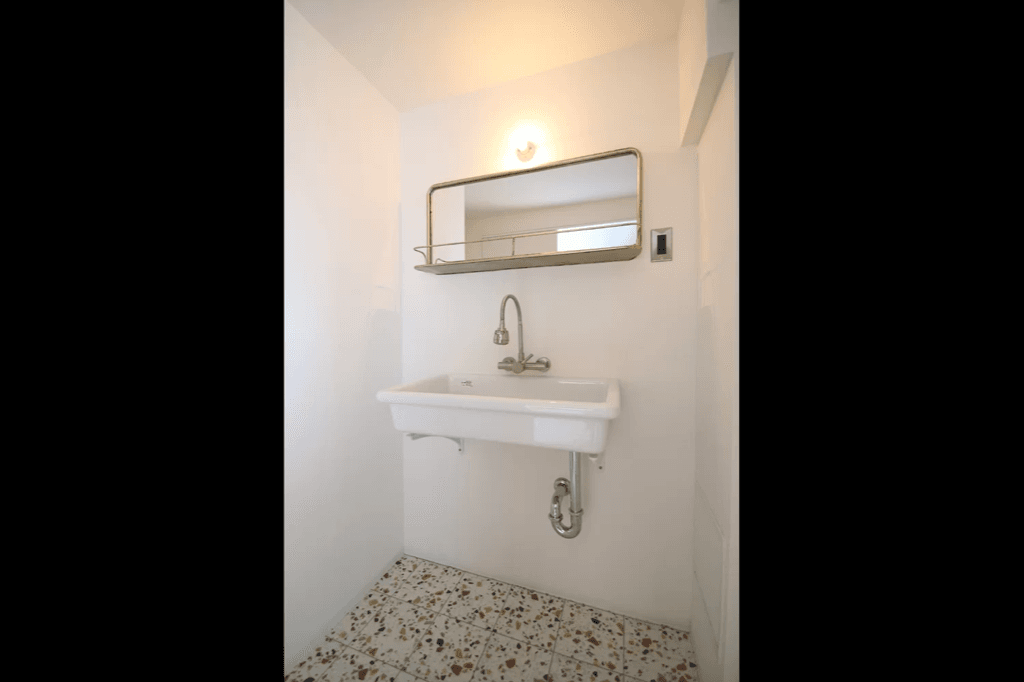 理科実験シンクを採用。子供と水遊び実験など並んでできますし、漬け置き洗いなどが楽です。