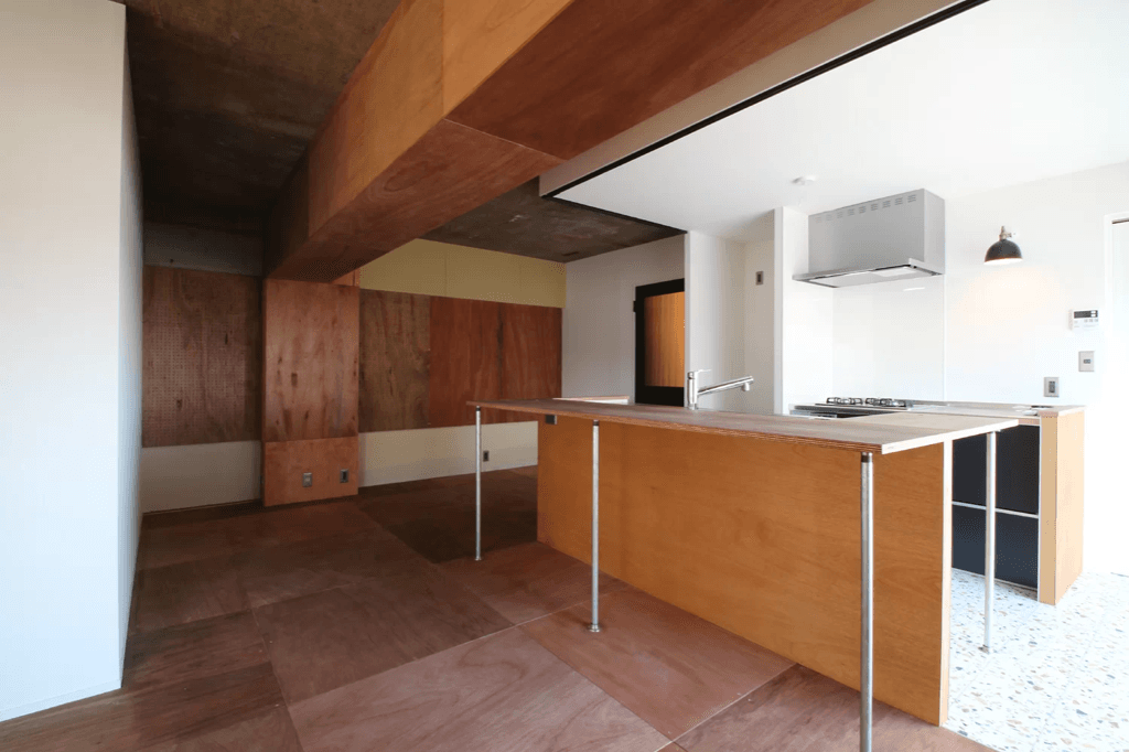 沢山人が遊びに来た時はカウンターで大人が、リビングで子供がそれぞれパーティ。奥の壁が有孔ボードです。