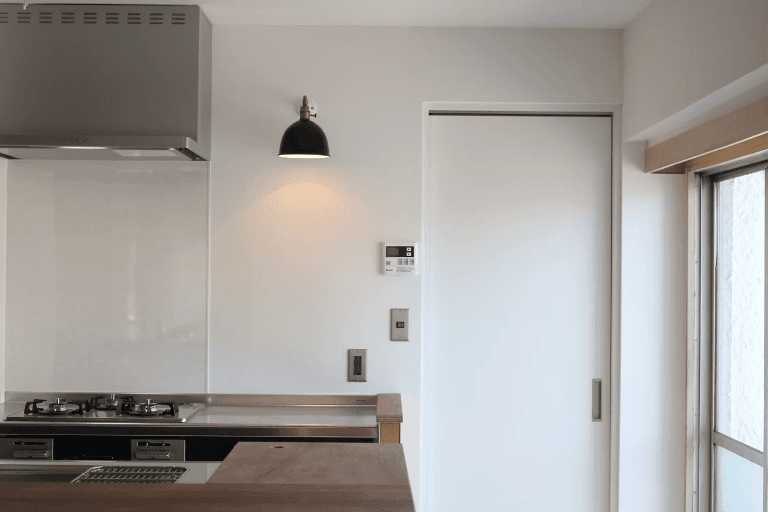 キッチンは夫婦共に高身長なので90で揃えました。ここのライトだけは寝る時も点けておくと、夜に起きた時もなんとなく全体を緩く照らしてくれたり子が寝てから椅子を持ってきて一息ついたりできるので設定して良かったものです。