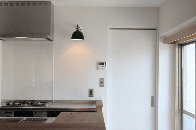 キッチンは夫婦共に高身長なので90で揃えました。ここのライトだけは寝る時も点けておくと、夜に起きた時もなんとなく全体を緩く照らしてくれたり子が寝てから椅子を持ってきて一息ついたりできるので設定して良かったものです。