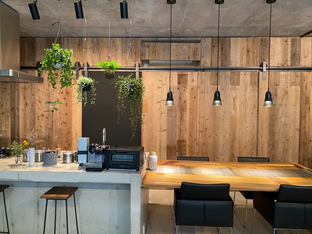 リビングを別角度から。レールに植物を吊るしてキッチンに彩りを