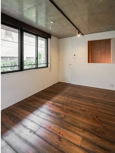 1Fの寝室奥の出窓を開けると階段と繋がっています