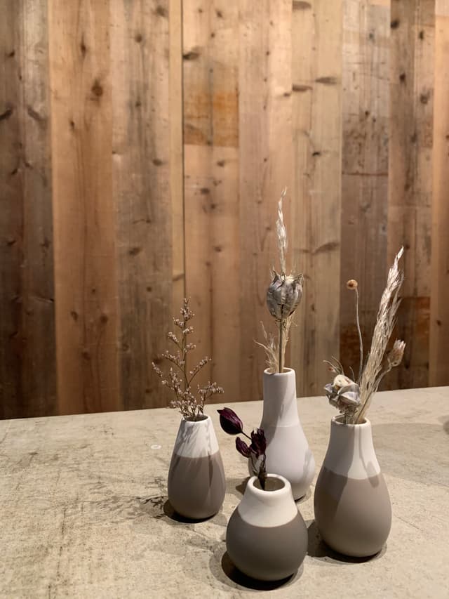 コンクリートの造作キッチンなので、壁面の木とのコントラストで小物を飾ると映えな写真がたくさんとれます