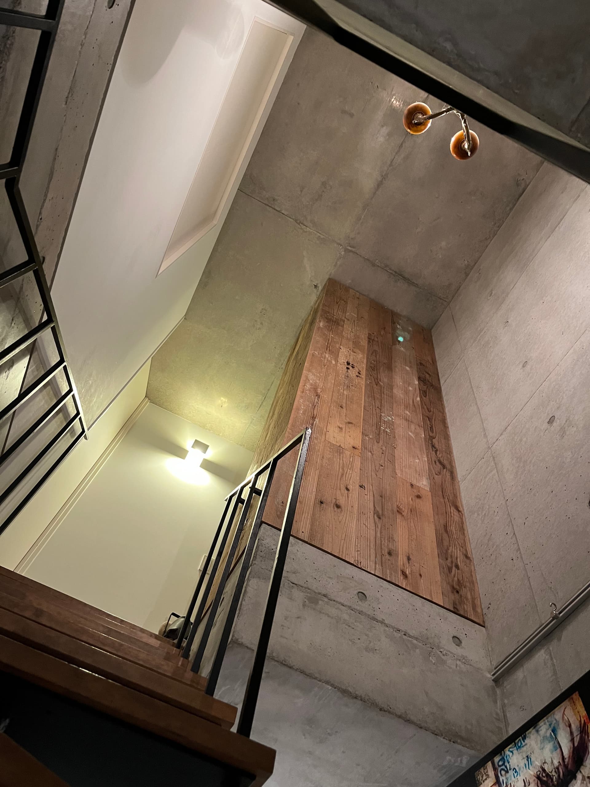 階段。コンクリートと足場材がいい感じのバランス