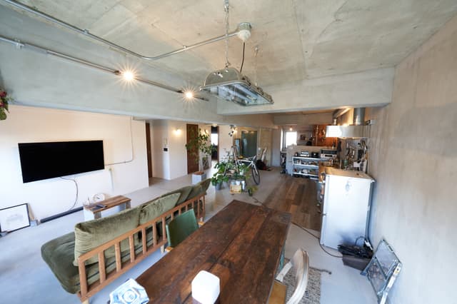 窓側からです。壁掛けテレビ側の壁は白の漆喰、キッチン側の壁はモルタルです。
