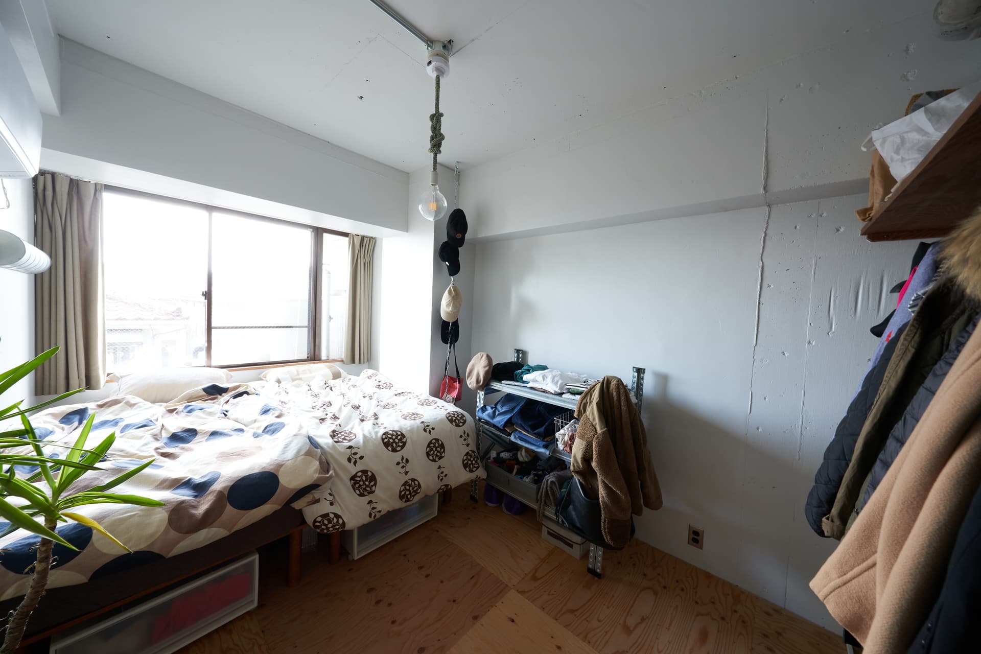 寝室です。壁も天井も白く塗りました。床はラワン材で市松模様になっています。シングルベッドを2つ並べています。