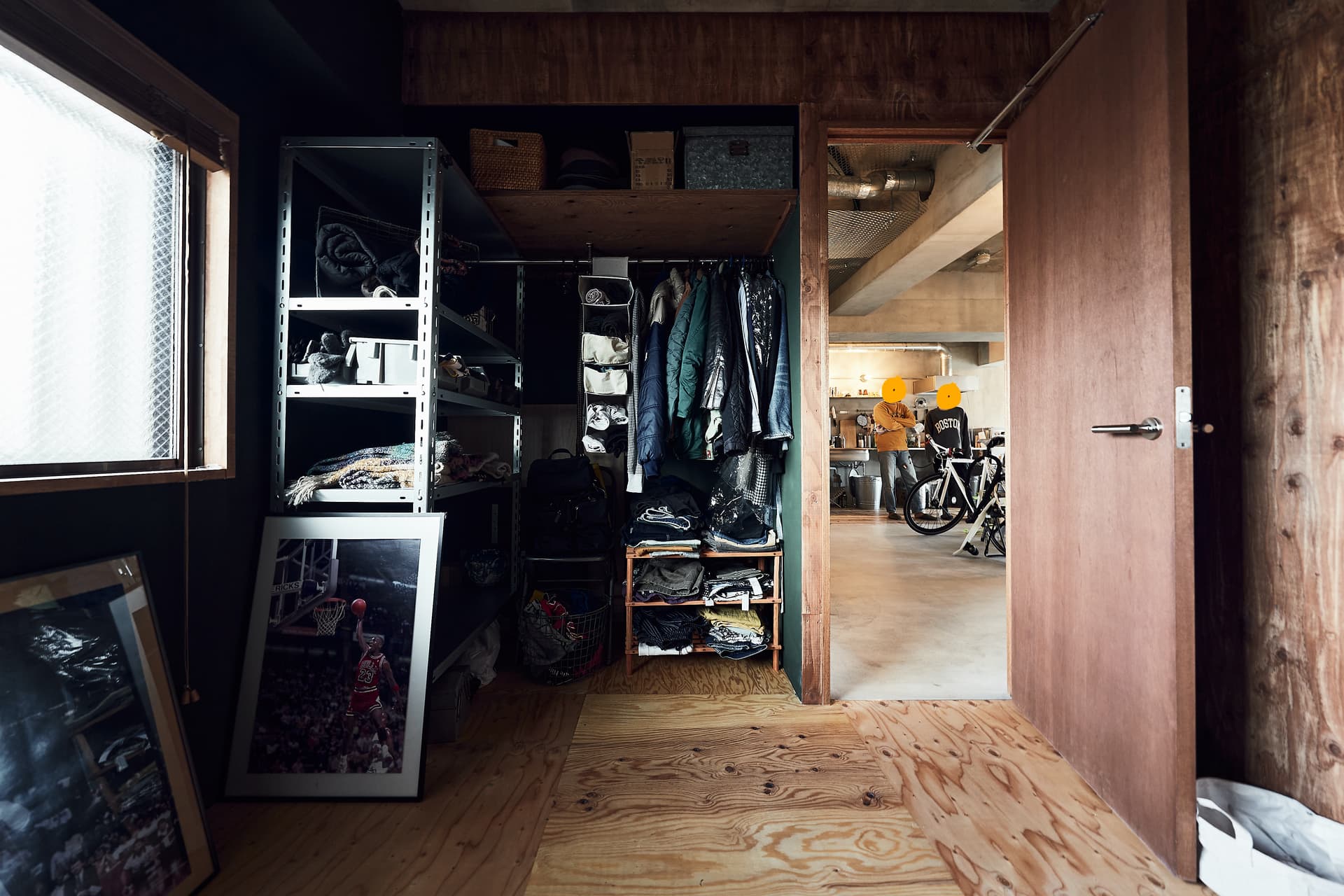 玄関から右側の部屋のクローゼットです。今はクローゼットからはみ出すように、スチール棚を置いています。