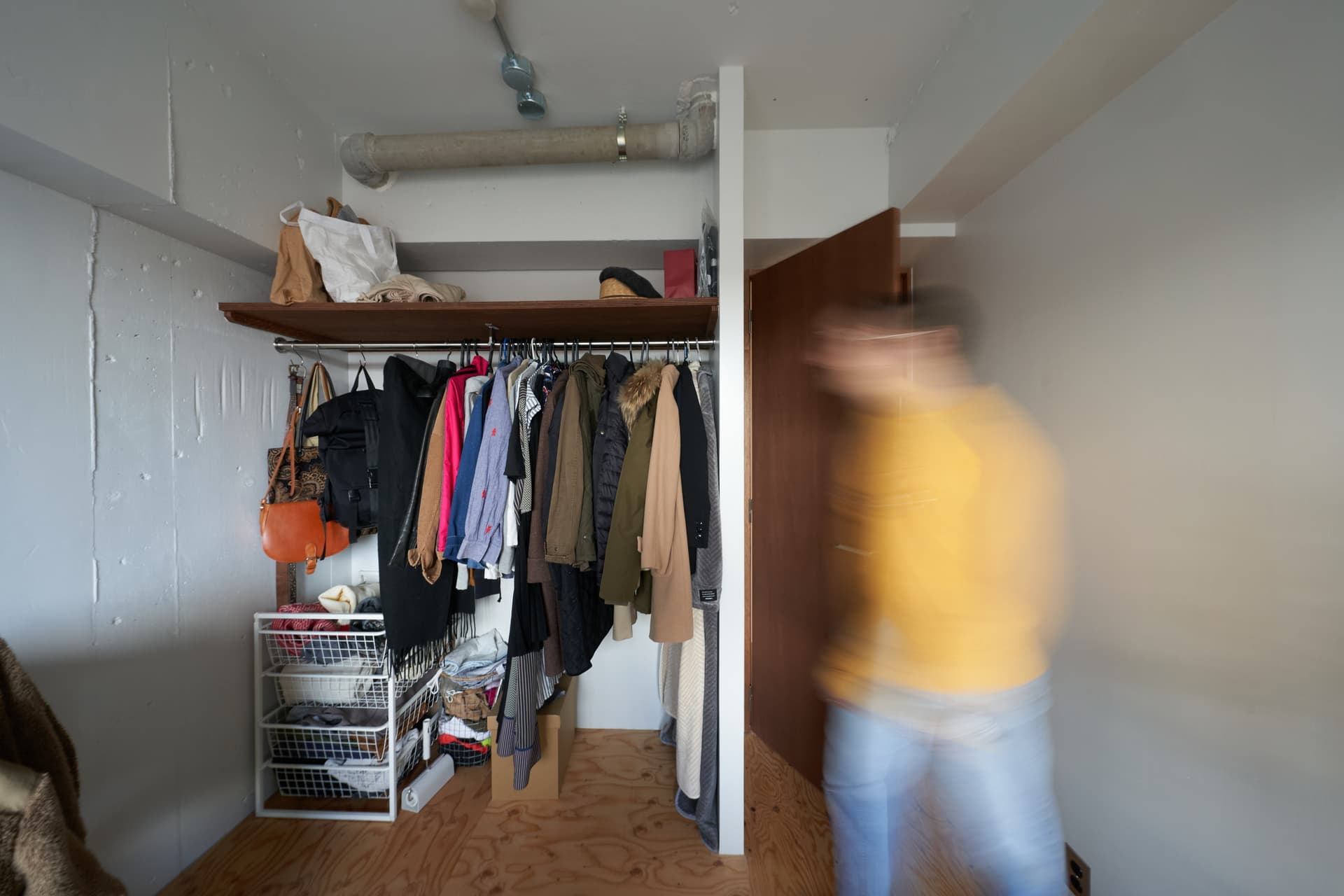 寝室のクローゼットも部屋を広く見せるためにオープンにしました。