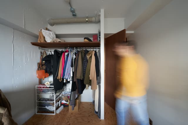 寝室のクローゼットも部屋を広く見せるためにオープンにしました。