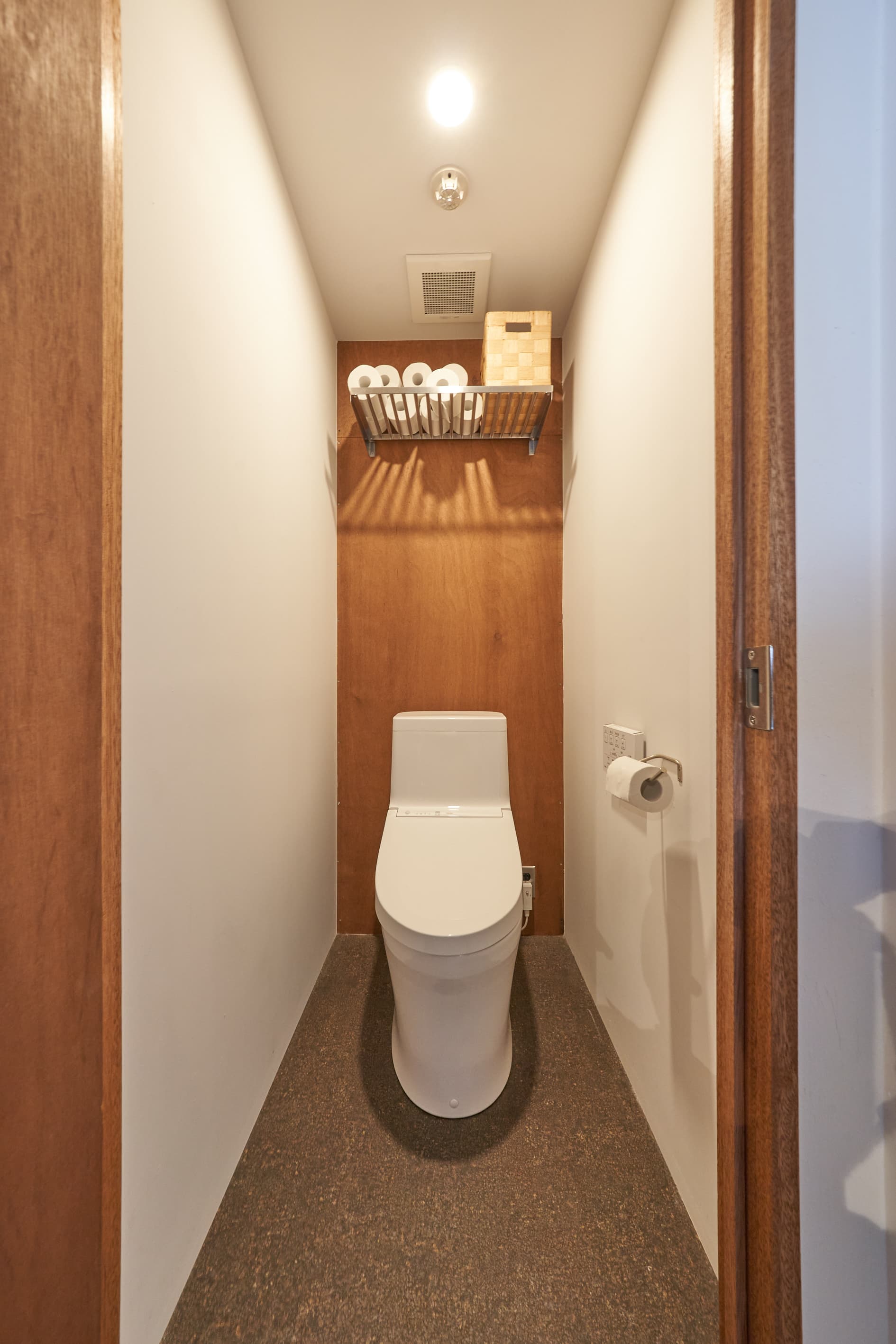 トイレも暗くならないように壁と天井に白を多く使いました。