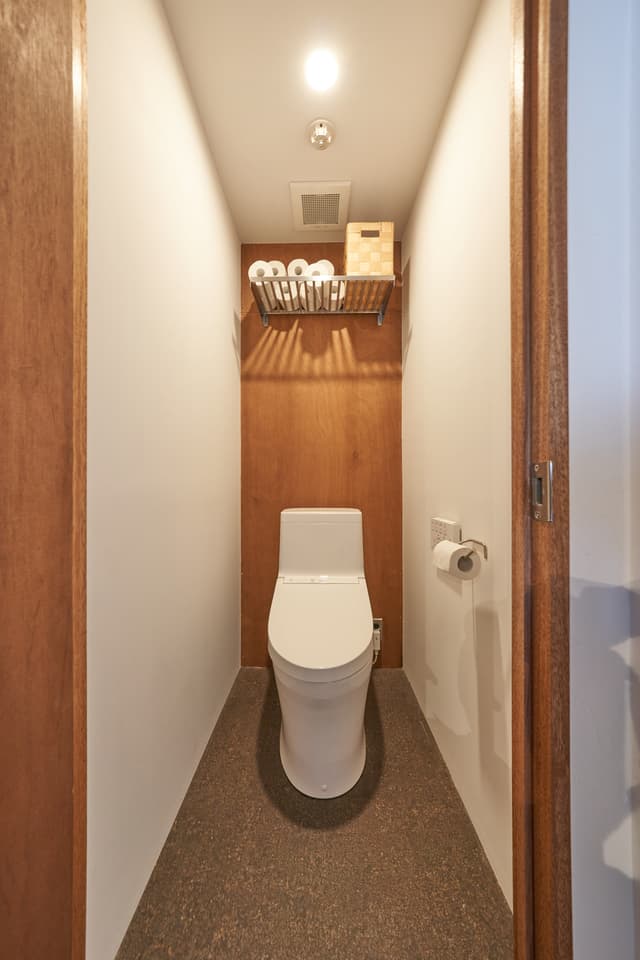 トイレも暗くならないように壁と天井に白を多く使いました。