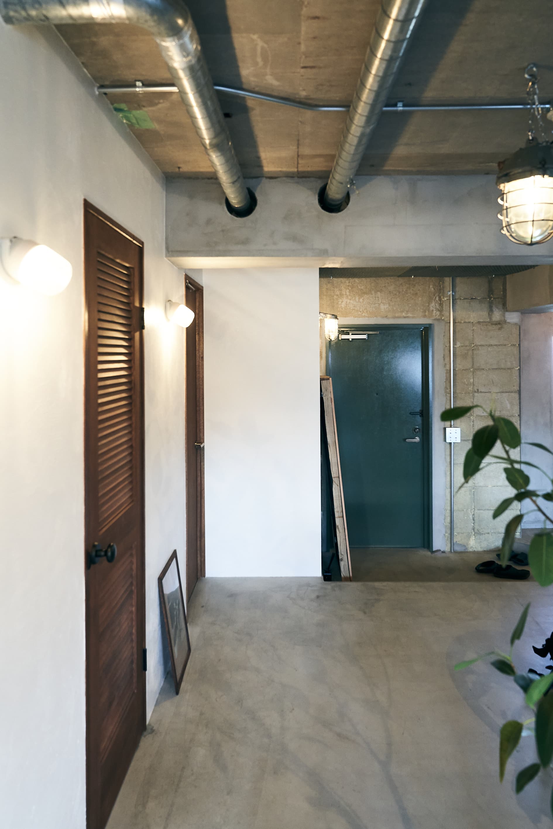 玄関です。床は部屋と同じモルタルで、段差をつけています。