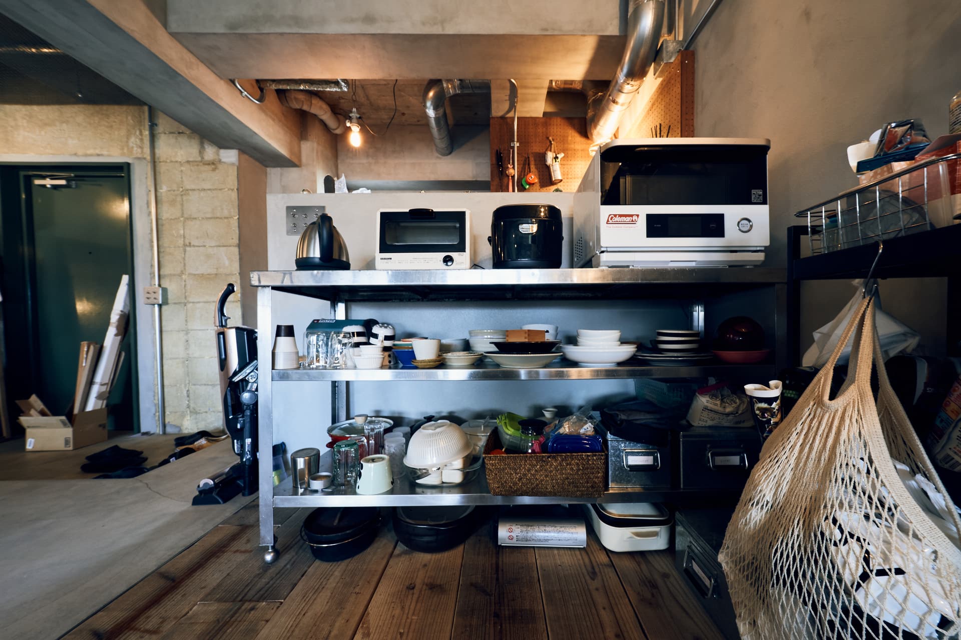 キッチン横の棚です。大きな厨房機器の棚を置いています。