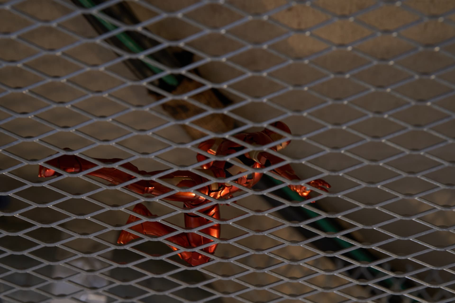 玄関の天井は配線を出したまま、エキスパンドメタルの網で覆いました。アイアンマンが置けたり、網目にS字フックを掛けられたりしますw