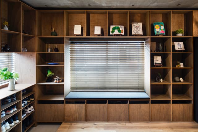 【玄関と本棚】
玄関入ってすぐの左側の眺めです。窓際はベンチになっています。一番下は、ボックス収納。他は好きなものを飾ったり本棚として使用できます。
