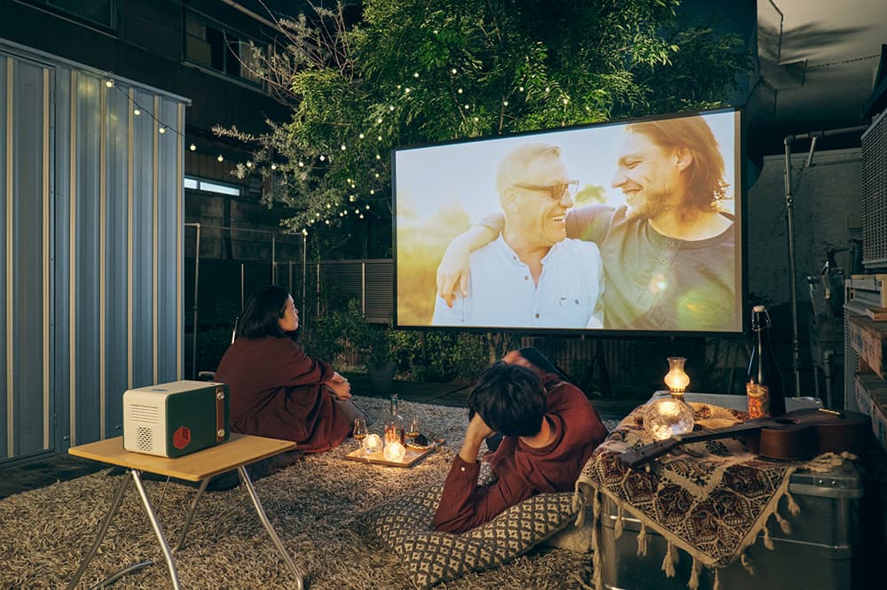 【夜の庭の活用法】
ウッドデッキに絨毯をしいて、スクリーンで映画を見たりすることができます。都会のお庭とは思えないくらい、贅沢な時間が過ごせます。