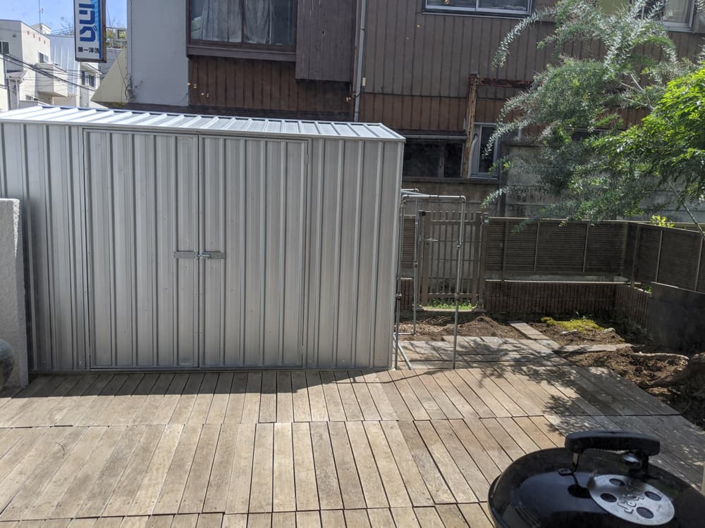 【庭】
30平米の庭には、倉庫とウッドデッキがあります。キャンプなどをする方には、キャンプグッズや自転車などを収納できるのでとても便利だとおもいます。ウッドデッキは12分割されたスノコなので、好きな形に組み替えることも可能です。
