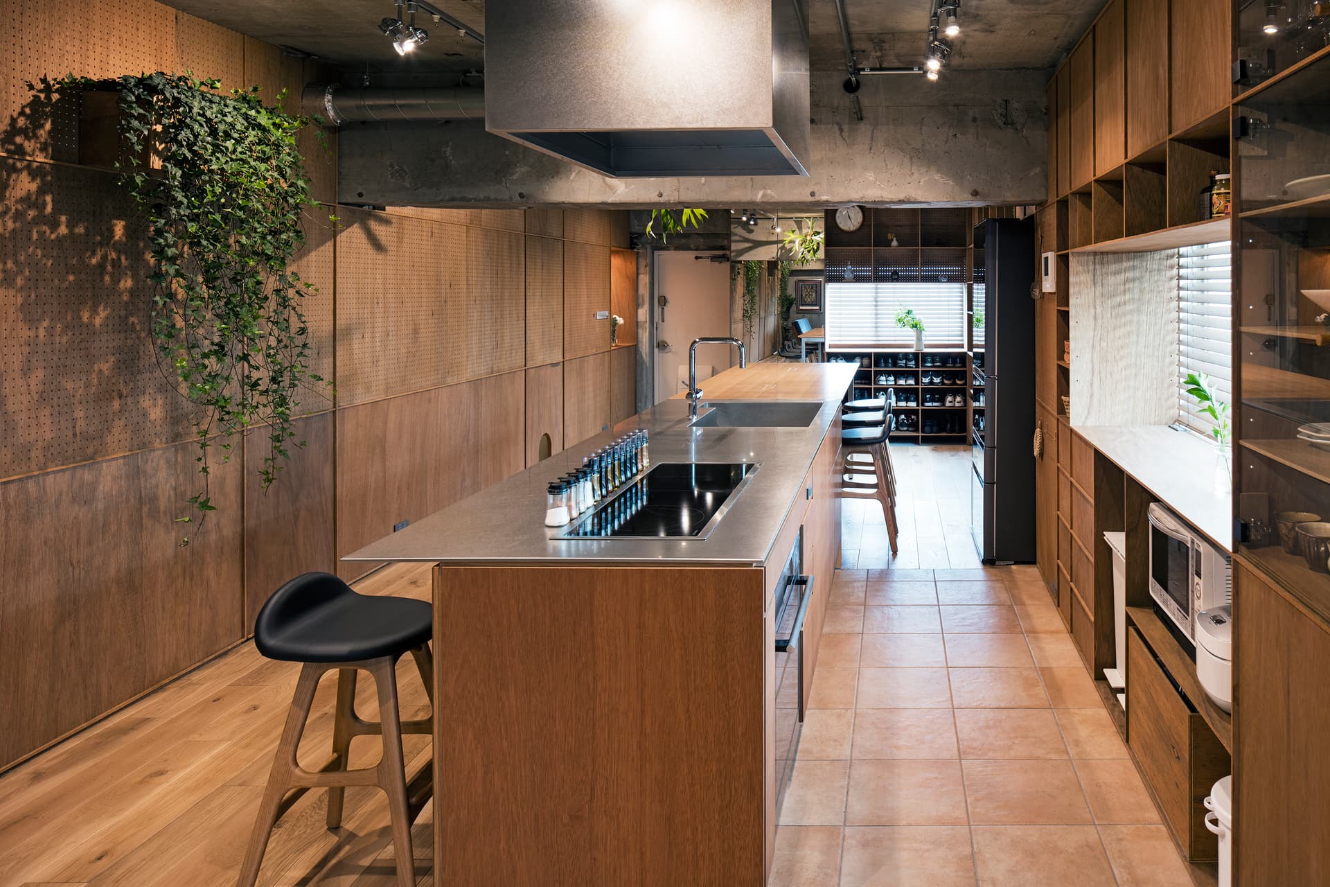 【キッチン】
水回りのみ、床がタイルになっているので、汚れても掃除がしやすいです。