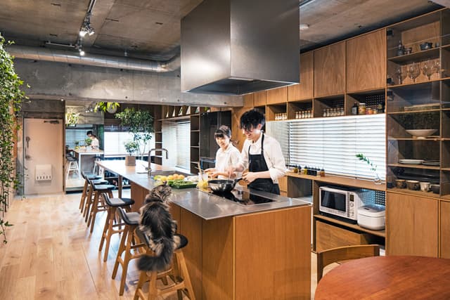 キッチンが主役の家です。
造作キッチンのIHは３つ口のガゲナウ。AEGのオーブン。AEGのXLサイズの食洗機がビルドイン。水洗金具はグローエのミンタです。高さは88.5cmと高めで長時間立っていても疲れません。